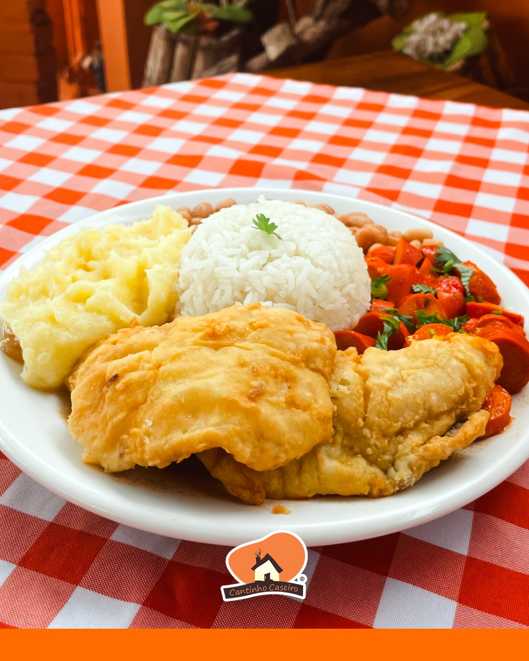 Peixe empanado com arroz e acompanhamentos